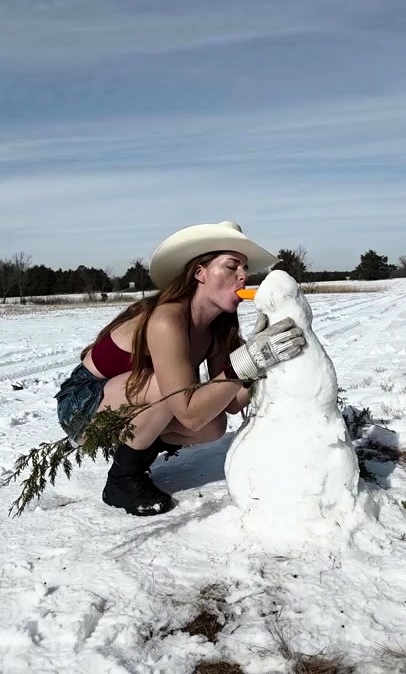 Wild solo outdoor masturbation session with shameless MILF